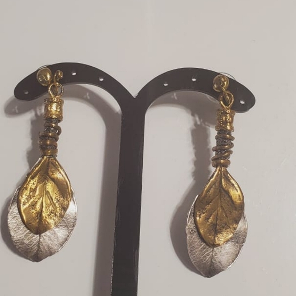 4/$20 Gold Tone Dangle Leaf Earring. 🌴